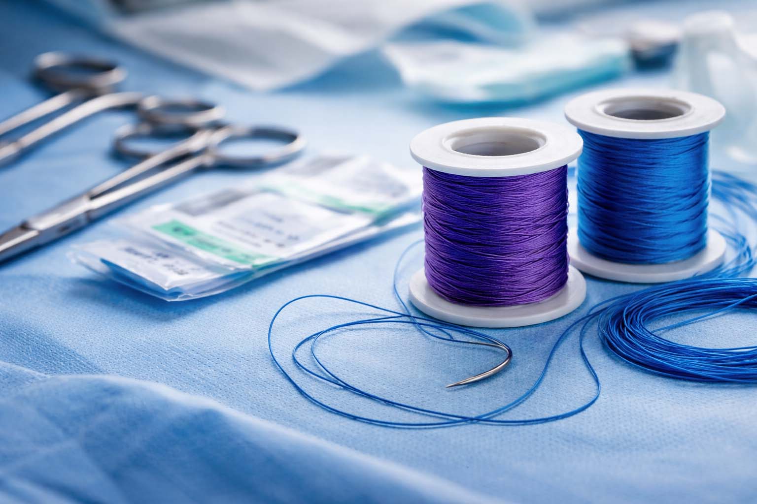 Jak se liší různé druhy chirurgických stehů a kdy se používají